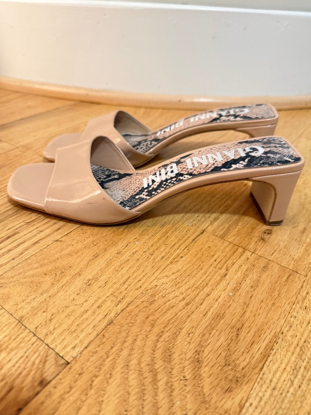Gianni Bini Stacilie Patent Band Block Heel Mules Spanish Sand Size 8 Nude Tan